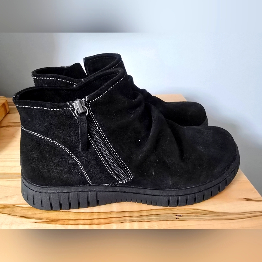 Comfortiva Black Suede Leather Ankle Booties with Zipper, Size 7.5
